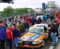 Chris mit signal-silbernem Audi 200 beim 24-Stunden Rennen 2000 auf dem N�rburgring
